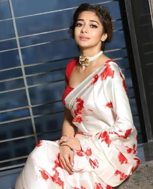 White_Satin_Silk_Premium_&_Elegant_Saree_With_Unstiched_Blouse
