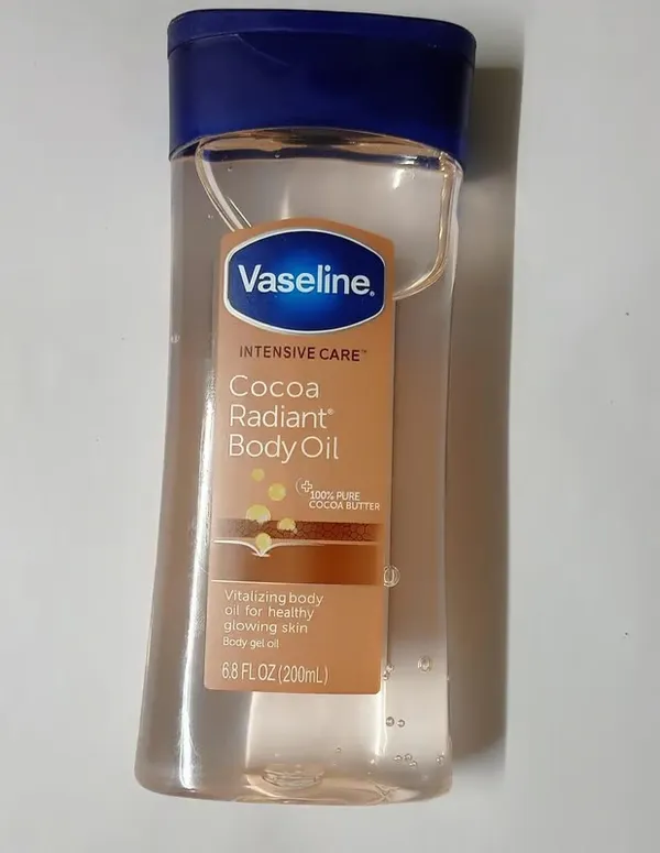 Luxurious_Hydration_Vaseline_Intensive_Care_Cocoa_Radiant_Body_Oil_with_Pure_Cocoa_Butter_Gel_Oil_–_Deep_Moisture_&_Glowing_Skin