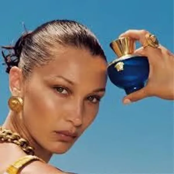 Versace_Dylan_Blue_Pour_Femme_Eau_De_Parfum_100ml_–_Elegant_Floral_Fruity_Fragrance_For_Women