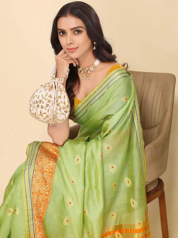 Green_Cotton_Silk_Premium_&_Elegant_(_Zari_Ethnic_Motifs_)_Maheshwari_Saree_With_Blouse_Piece_For_Women