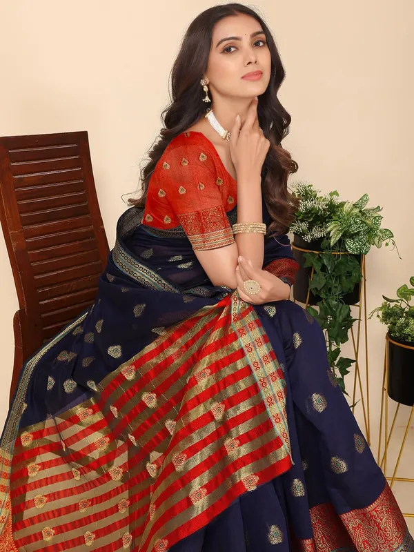 Navy_Blue_Cotton_Silk_Premium_&_Elegant_(_Zari_Ethnic_Motifs_)_Maheshwari_Saree_With_Blouse_Piece_For_Women