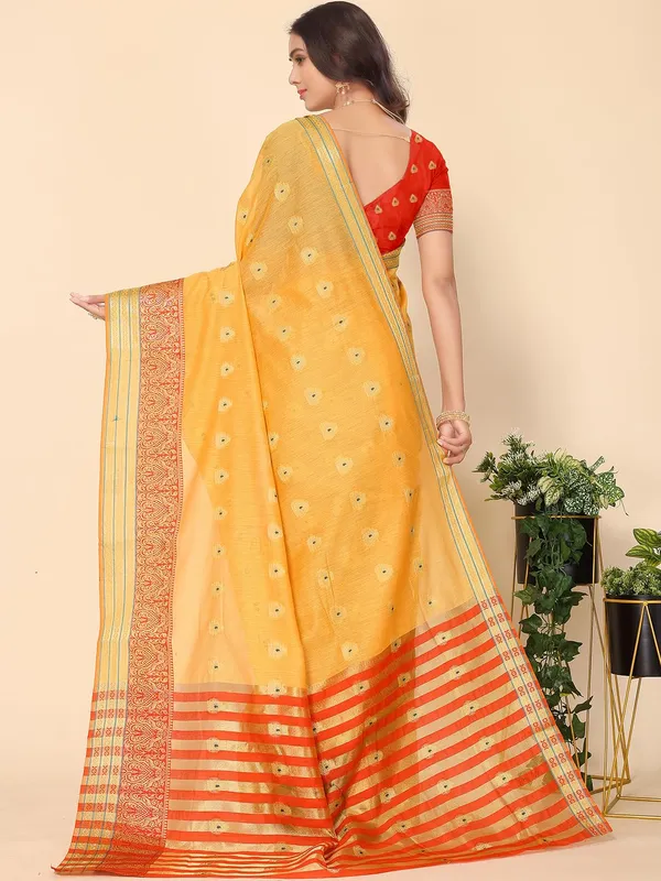 Yellow_Cotton_Silk_Premium_&_Elegant_(_Zari_Ethnic_Motifs_)_Maheshwari_Saree_With_Blouse_Piece_For_Women