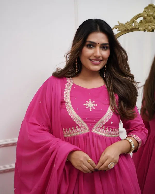 Pink_Muslin_Cotton_Golden_Thread_Embroidery_Work_Anarkali_Gown_Set_For_Women