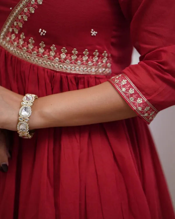 Red_Muslin_Cotton_Golden_Thread_Embroiderey_Work_Anarkali_Gown_Set_For_Women