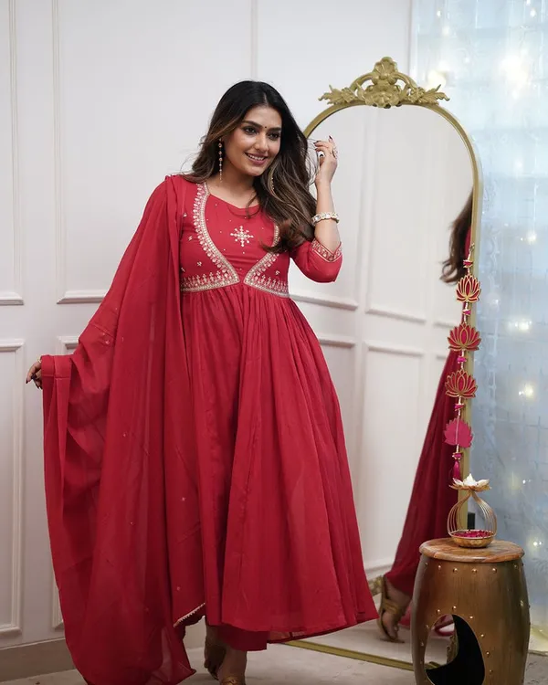 Red_Muslin_Cotton_Golden_Thread_Embroiderey_Work_Anarkali_Gown_Set_For_Women