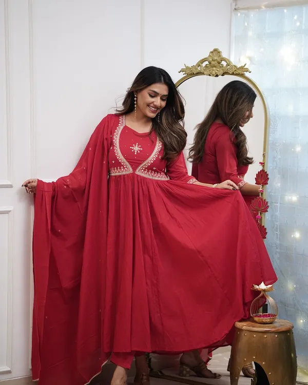 Red_Muslin_Cotton_Golden_Thread_Embroiderey_Work_Anarkali_Gown_Set_For_Women