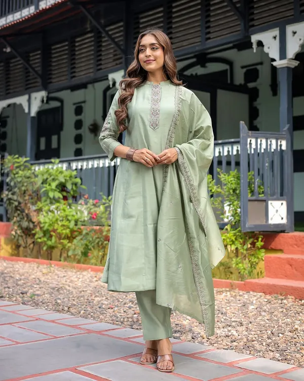 Green_Heavy_Muslin_Embroidered_Thread_Work_Anarkali_Suit_For_Women