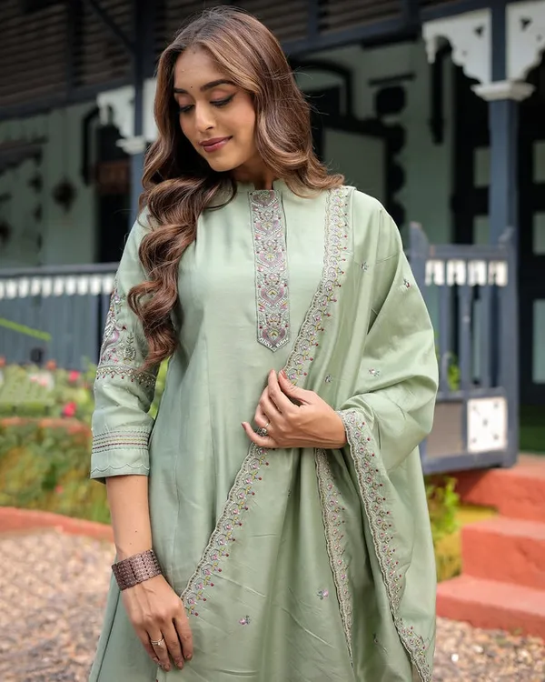 Green_Heavy_Muslin_Embroidered_Thread_Work_Anarkali_Suit_For_Women