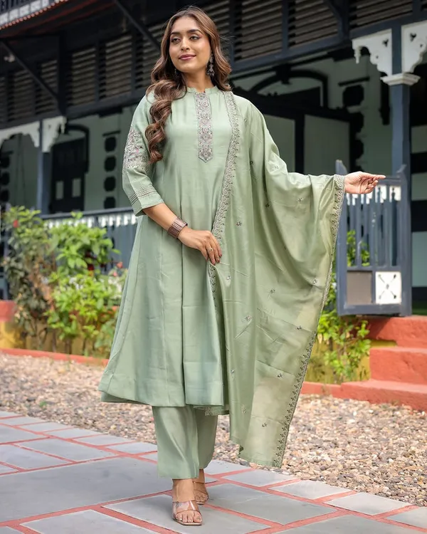Green_Heavy_Muslin_Embroidered_Thread_Work_Anarkali_Suit_For_Women