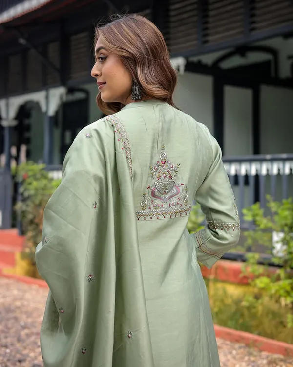 Green_Heavy_Muslin_Embroidered_Thread_Work_Anarkali_Suit_For_Women