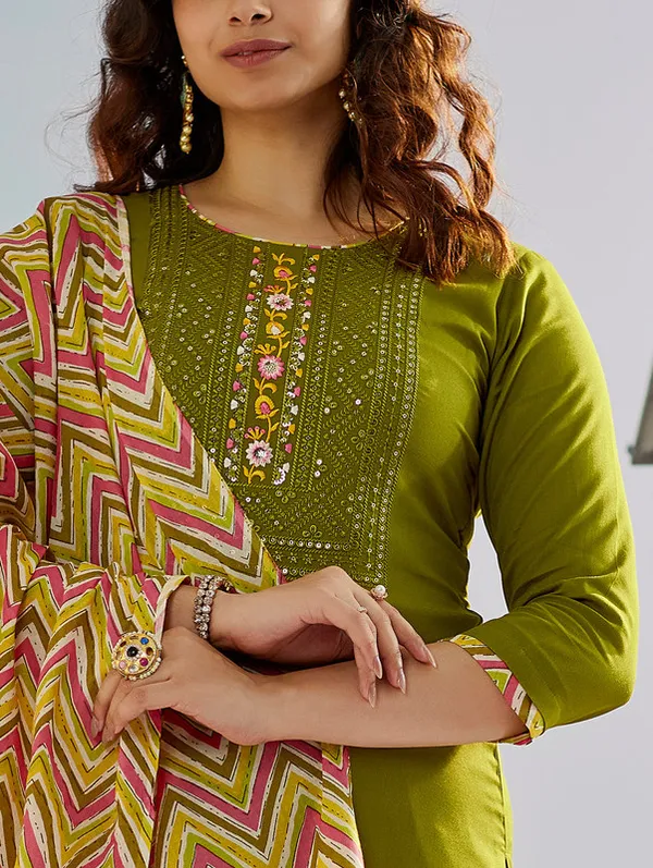 Green_Muslin_Cotton_Embroidered_Thread_Work_Kurta_Pant_Set_For_Women