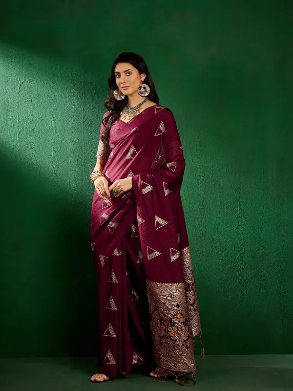 Maroon_Cotton_Premium_&_Elegant_(_Traditional_Zari_Motifs_)_Saree_With_Blouse_Piece_For_Women