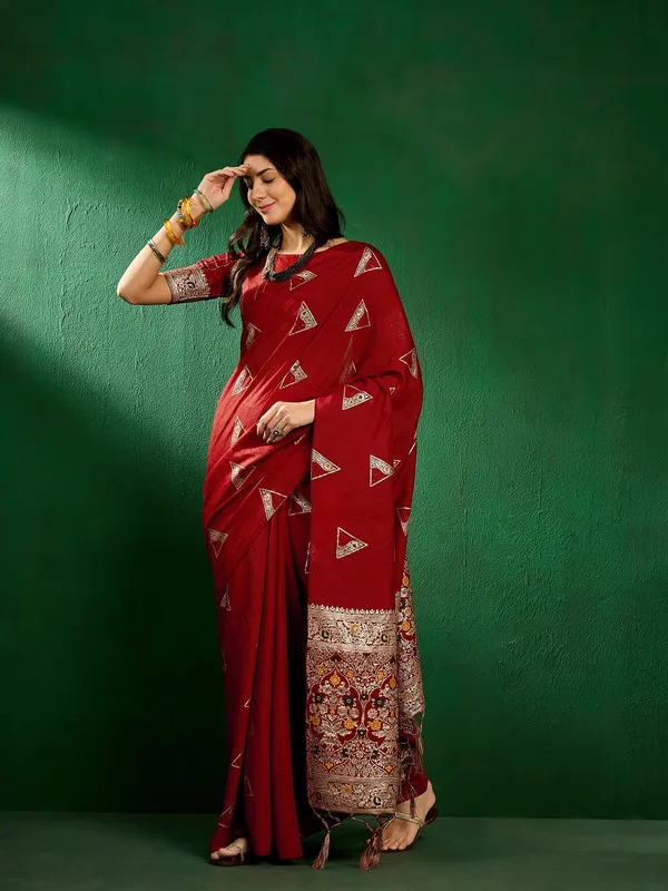 Red_Cotton_Premium_&_Elegant_(_Traditional_Zari_Motifs_)_Saree_With_Blouse_Piece_For_Women