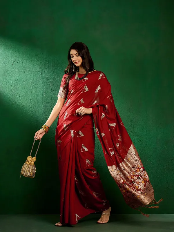 Red_Cotton_Premium_&_Elegant_(_Traditional_Zari_Motifs_)_Saree_With_Blouse_Piece_For_Women