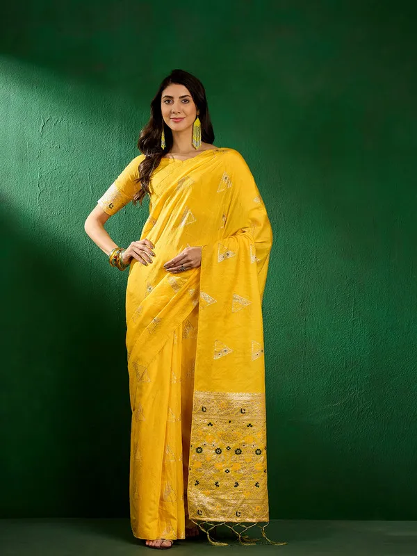 Yellow_Cotton_Premium_&_Elegant_(_Traditional_Zari_Motifs_)_Saree_With_Blouse_Piece_For_Women