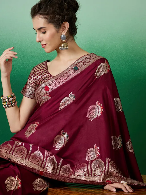 Maroon_Dola_Cotton_Premium_&_Elegant_Saree_With_Blouse_Piece_For_Women