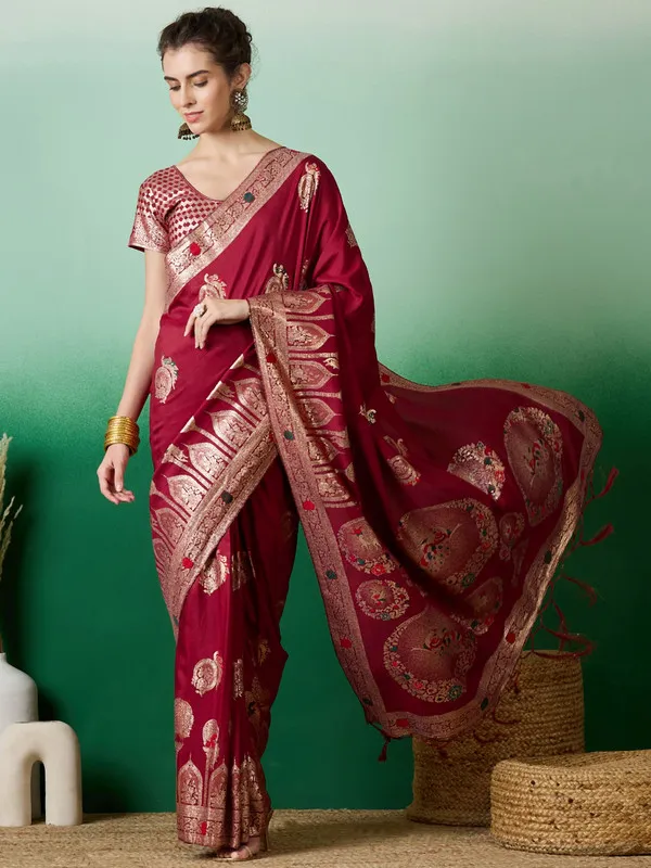 Red_Dola_Cotton_Premium_&_Elegant_Saree_With_Blouse_Piece_For_Women