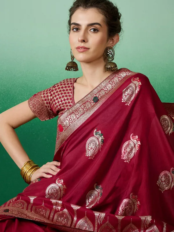 Red_Dola_Cotton_Premium_&_Elegant_Saree_With_Blouse_Piece_For_Women