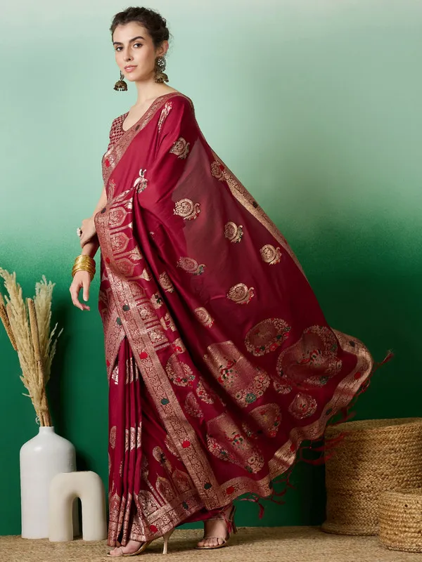 Red_Dola_Cotton_Premium_&_Elegant_Saree_With_Blouse_Piece_For_Women