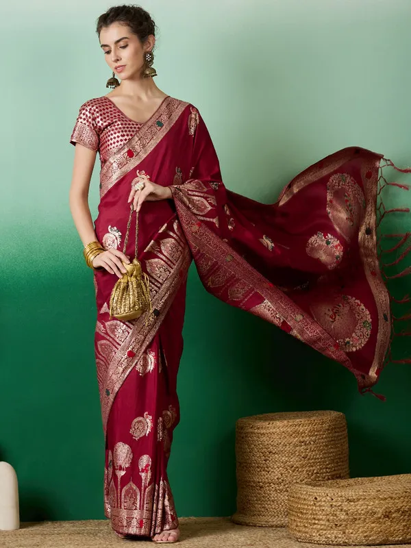 Red_Dola_Cotton_Premium_&_Elegant_Saree_With_Blouse_Piece_For_Women
