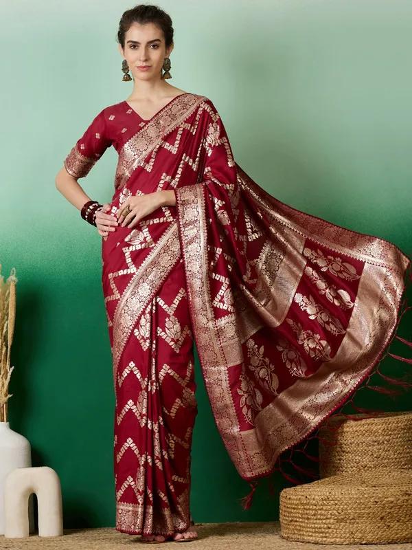 Maroon_Dola_Cotton_Premium_&_Elegant_(_Traditional_)_Saree_With_Blouse_Piece_For_Women