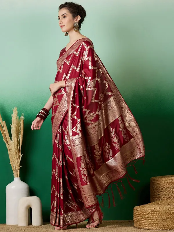 Maroon_Dola_Cotton_Premium_&_Elegant_(_Traditional_)_Saree_With_Blouse_Piece_For_Women