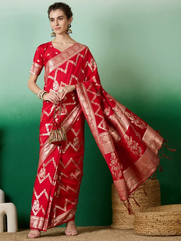 Red_Dola_Cotton_Premium_&_Elegant_(_Traditional_)_Saree_With_Blouse_Piece_For_Women