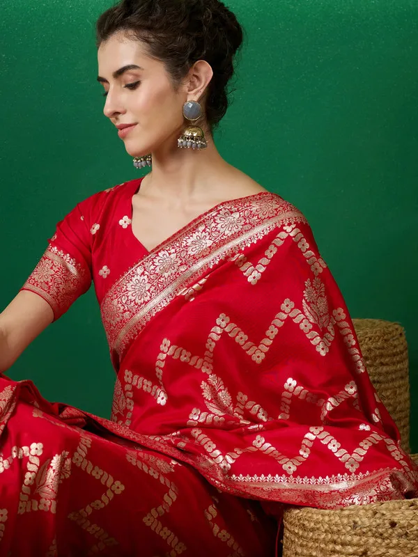 Red_Dola_Cotton_Premium_&_Elegant_(_Traditional_)_Saree_With_Blouse_Piece_For_Women