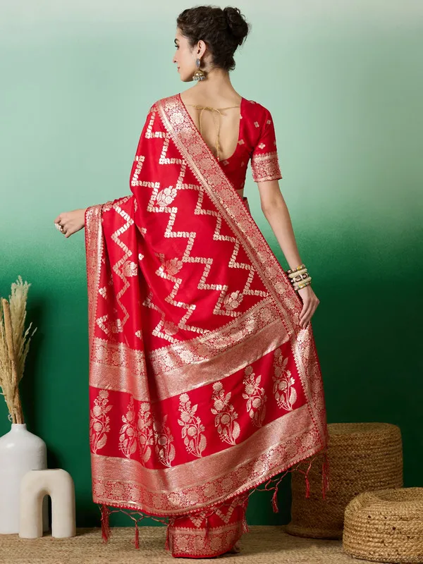 Red_Dola_Cotton_Premium_&_Elegant_(_Traditional_)_Saree_With_Blouse_Piece_For_Women