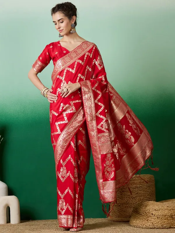 Red_Dola_Cotton_Premium_&_Elegant_(_Traditional_)_Saree_With_Blouse_Piece_For_Women
