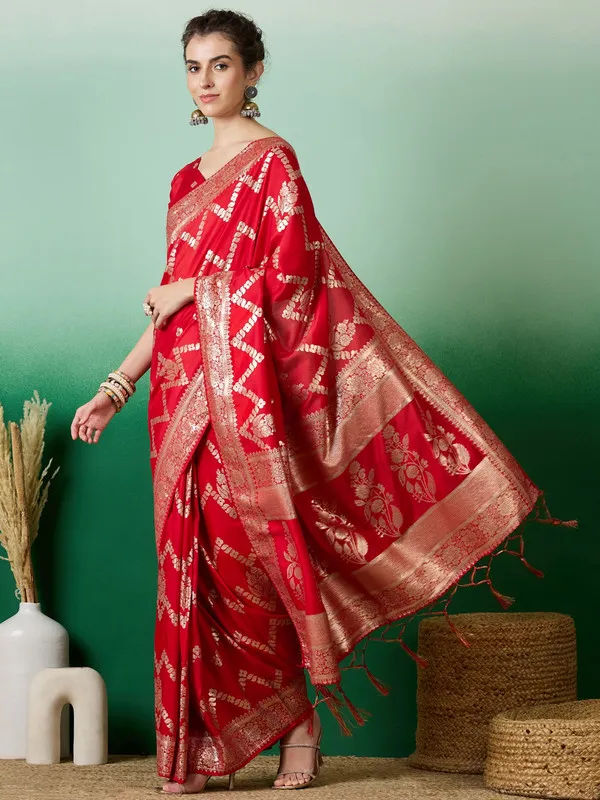 Red_Dola_Cotton_Premium_&_Elegant_(_Traditional_)_Saree_With_Blouse_Piece_For_Women