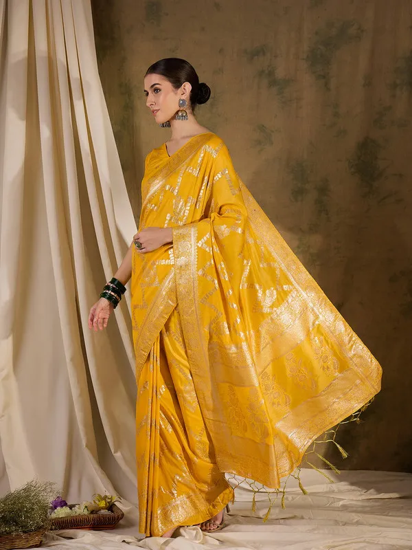 Yellow_Dola_Cotton_Premium_&_Elegant_(_Traditional_)_Saree_With_Blouse_Piece_For_Women