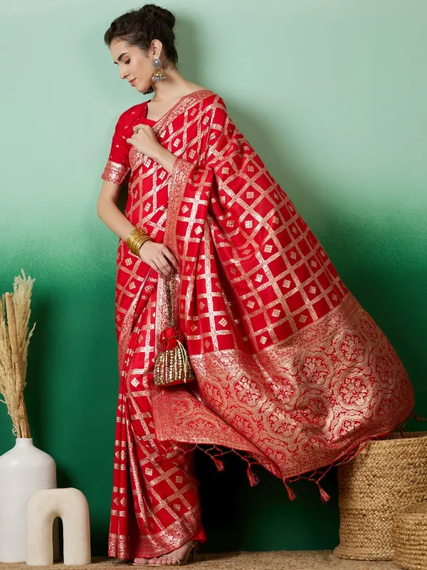 Red_Dola_Cotton_Premium_&_Elegant_(_Rich_Pallu_)_Saree_With_Blouse_Piece_For_Women