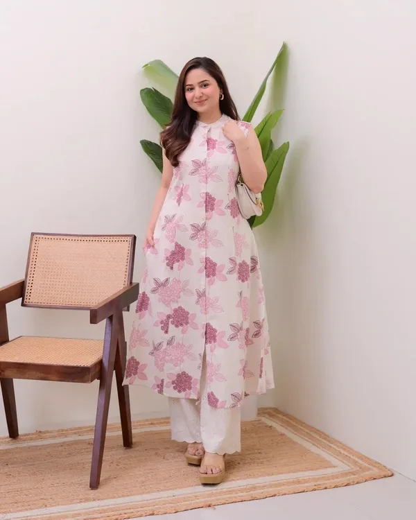 White_&_Pink_Sleeveless_Floral_Kurta_With_Pant_Set_|_For_Women