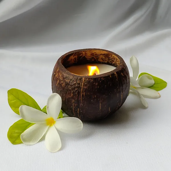 Large_Coconut_With_Wooden_Wick_Hand_Poured_Luxury_Candle