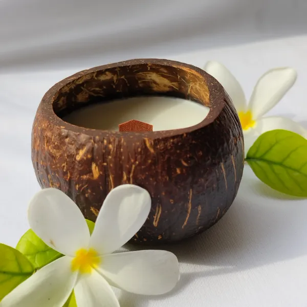 Large_Coconut_With_Wooden_Wick_Hand_Poured_Luxury_Candle