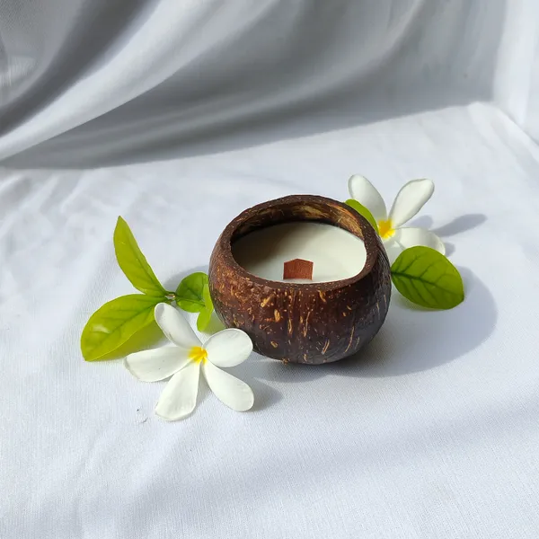 Large_Coconut_With_Wooden_Wick_Hand_Poured_Luxury_Candle