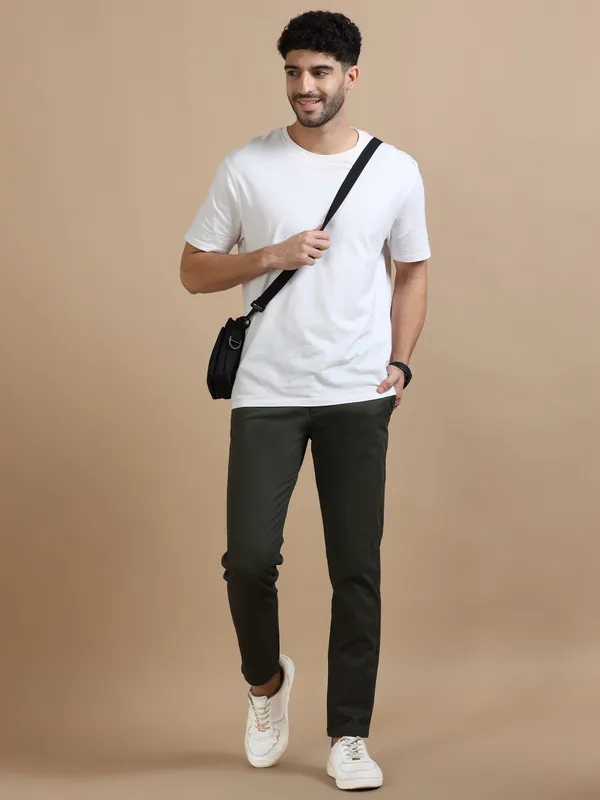 Bottle_Green_Cotton_Regular_Slim_Fit_Solid_Mid-Rise_Trouser_For_Men