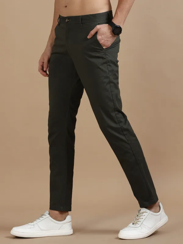 Bottle_Green_Cotton_Regular_Slim_Fit_Solid_Mid-Rise_Trouser_For_Men
