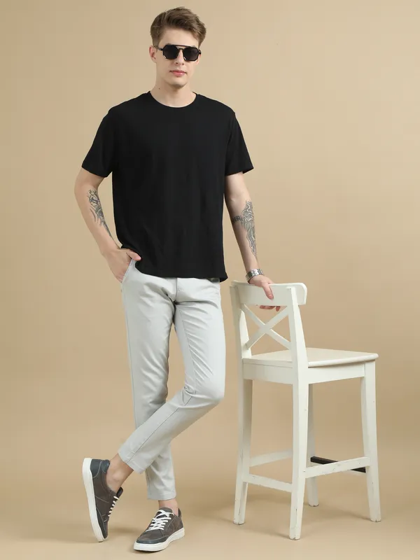 Off_White_Cotton_Regular_Slim_Fit_Solid_Mid-Rise_Trouser_For_Men