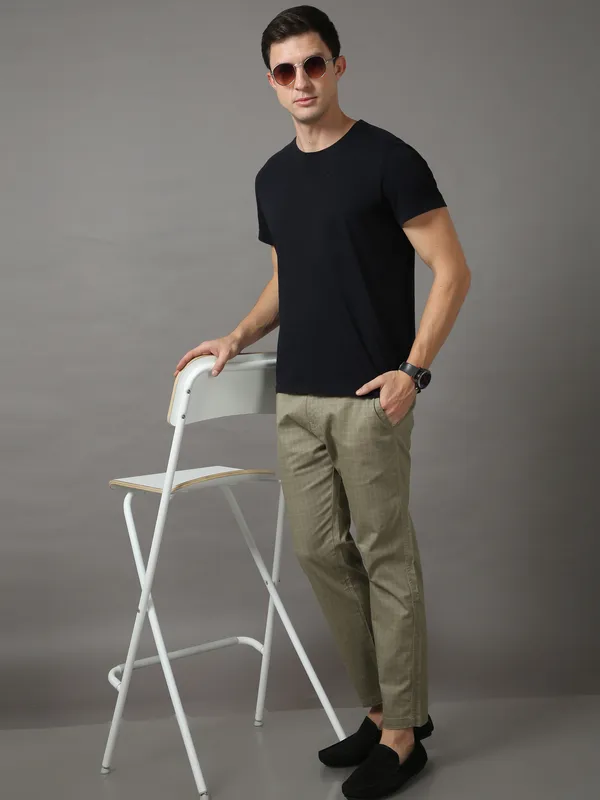 Green_Cotton_Regular_Slim_Fit_Solid_Mid-Rise_Trouser_For_Men