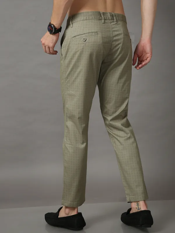 Green_Cotton_Regular_Slim_Fit_Solid_Mid-Rise_Trouser_For_Men