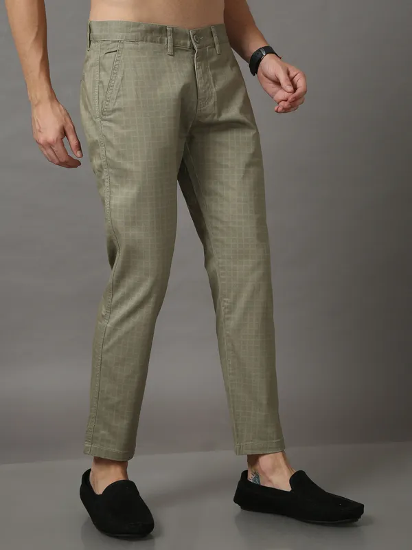 Green_Cotton_Regular_Slim_Fit_Solid_Mid-Rise_Trouser_For_Men