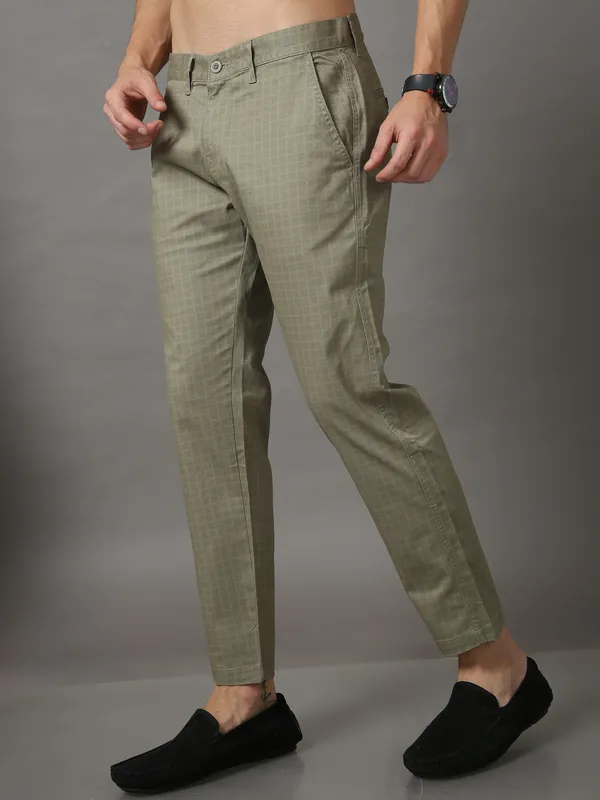 Green_Cotton_Regular_Slim_Fit_Solid_Mid-Rise_Trouser_For_Men