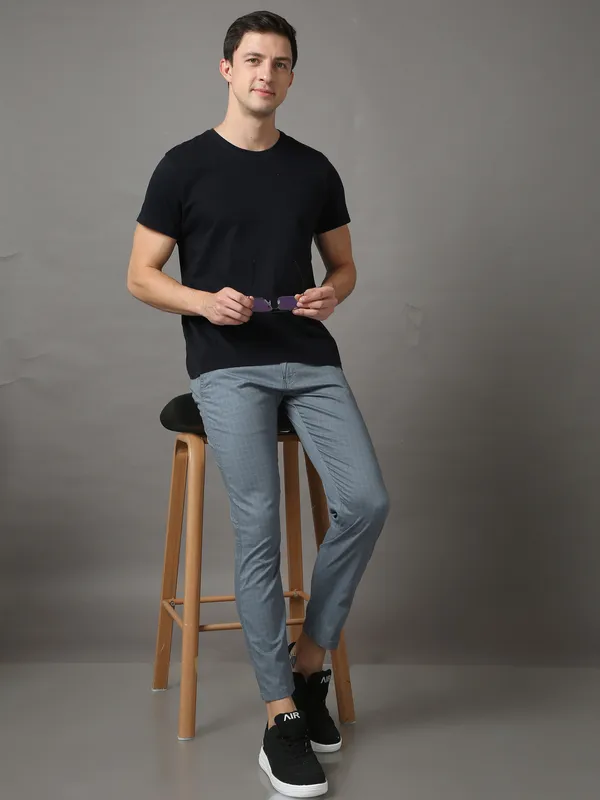 Grey_Cotton_Regular_Slim_Fit_Solid_Mid-Rise_Trouser_For_Men