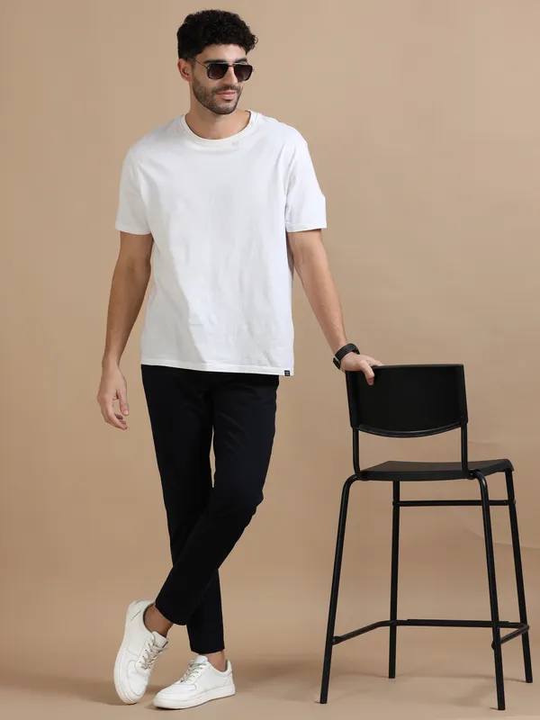 Blue_Cotton_Regular_Slim_Fit_Solid_Mid-Rise_Trouser_For_Men