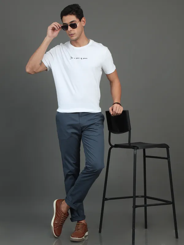 Blue_Cotton_Regular_Slim_Fit_Solid_Mid-Rise_Trouser_For_Men