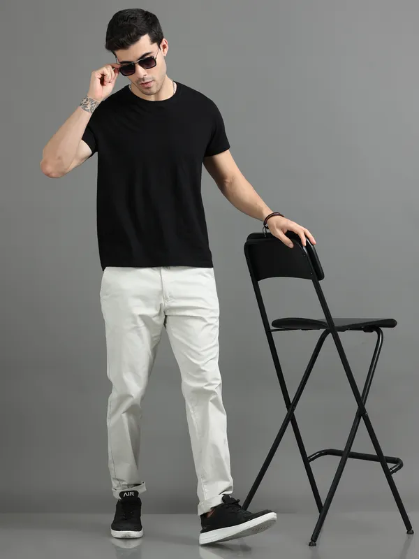 Off_White_Cotton_Regular_Slim_Fit_Solid_Mid-Rise_Trouser_For_Men