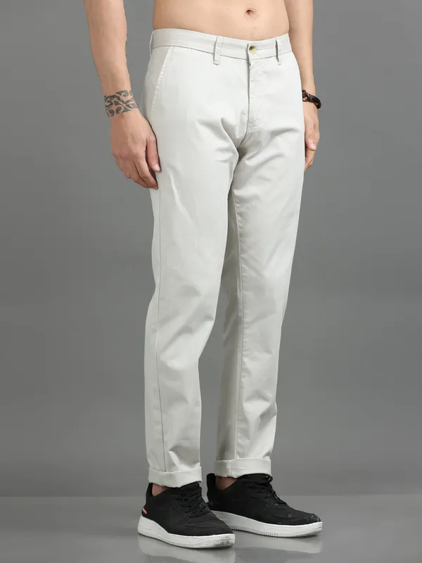 Off_White_Cotton_Regular_Slim_Fit_Solid_Mid-Rise_Trouser_For_Men