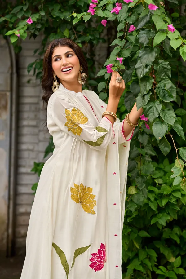 The_Desi_Wardrobe_Off-White_Floral_Applique_Kurta_Set